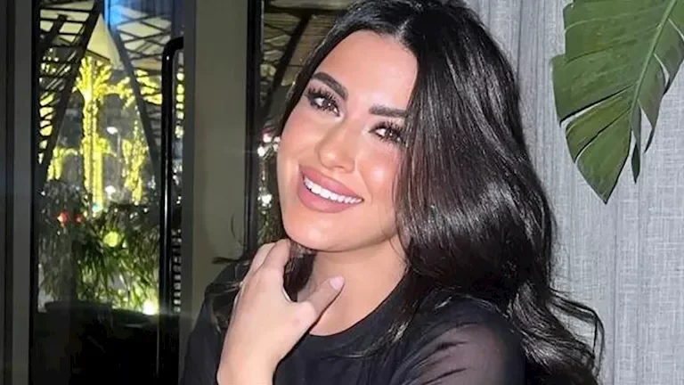 ميرنا نور الدين تتألق بمكياج هادئ في أحدث إطلالة لها