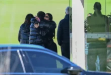 ميسي يودع والده بدموع مؤثرة في رحلة عاجلة من ميامي بعيداً عن الإعلام