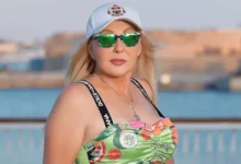 نادية الجندي تتألق بإطلالة جريئة أمام البحر وتعليقات منة شلبي تثير الانتباه - صور