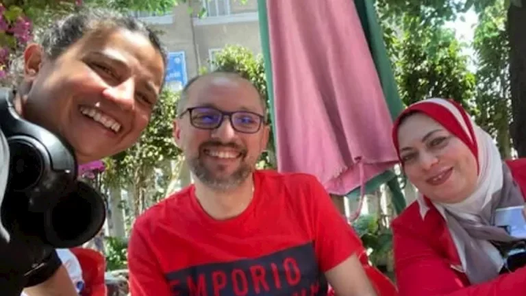 نادين خان تدعم مسلسل "بنج كلي" بصورة مع فريق العمل