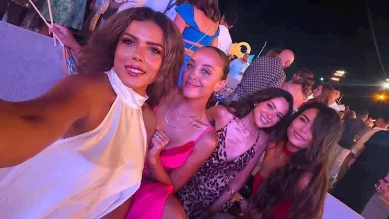 ناهد السباعي تشارك صوراً مع أسماء جلال ونجمات الفن في حفل ساحلي مميز