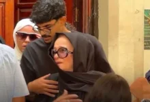 نجلاء فتحي تظهر بحجاب ونظارة في جنازة ابنتها وسط أجواء من الحزن
