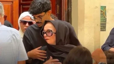 نجلاء فتحي تظهر بحجاب ونظارة في جنازة ابنتها وسط أجواء من الحزن