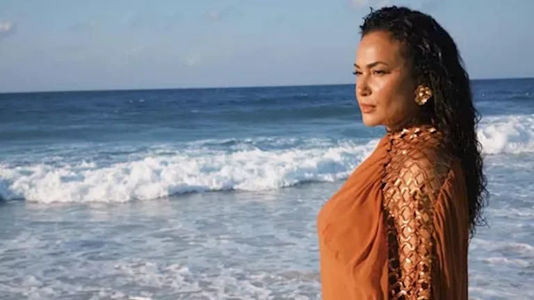 نجوم الفن يتألقون بفستان جريء ولقطات مميزة أمام البحر خلال 24 ساعة