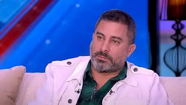 "هادي الباجوري يتناول تجربة زوجته الغنائية الأولى"