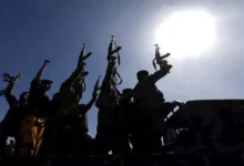 هجوم صاروخي حوثي متجدد يستهدف ميناء المخا ويسفر عن سقوط ضحايا
