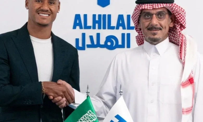 واتكينز يتصدر هجوم الهلال في مواجهة الأهلي