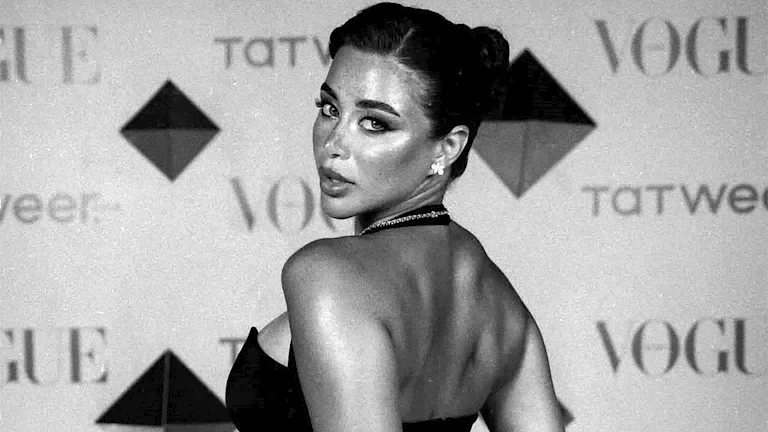 يارا السكري تتألق بفستان أسود طويل وجريء