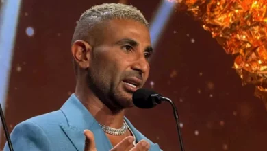 "أحمد سعد يمزح مع جوليا بطرس أثناء أدائه في حفل زفاف نجلها"
