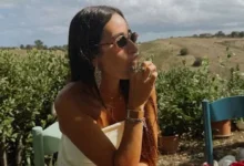 أمينة خليل تتألق بإطلالة بيضاء أنيقة في إيطاليا مع زوجها