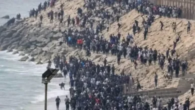 إسبانيا تبدأ عملية نقل المهاجرين من سبتة إلى مواقع جديدة في منطقة الميناء