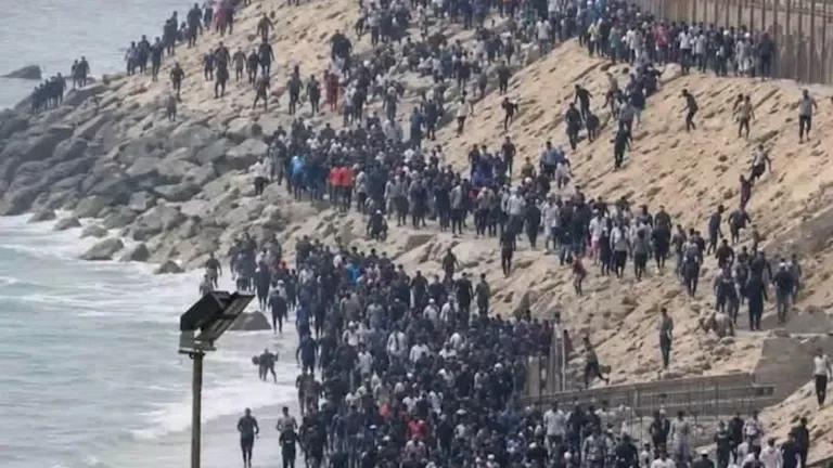 إسبانيا تبدأ عملية نقل المهاجرين من سبتة إلى مواقع جديدة في منطقة الميناء