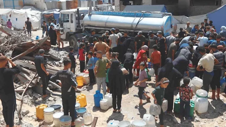 إسرائيل توقف إمدادات المياه عن قطاع غزة مما يؤدي إلى أزمة إنسانية