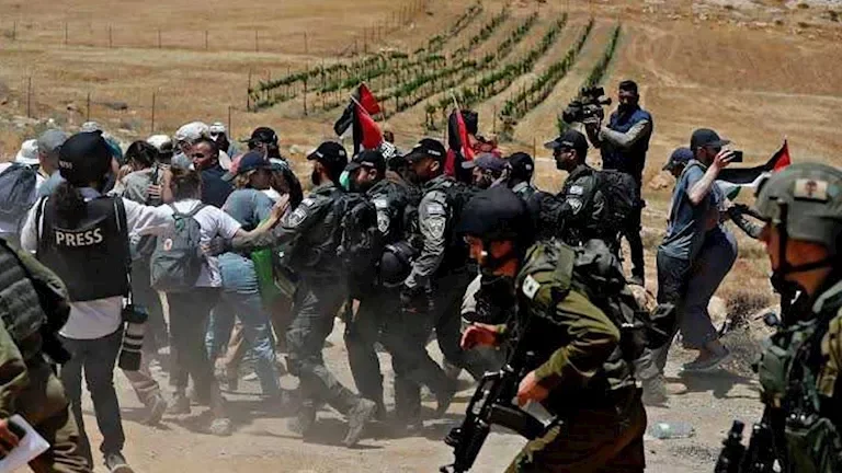 إسرائيل تُنهي مهام الجنود البريطانيين في الضفة الغربية وتطردهم
