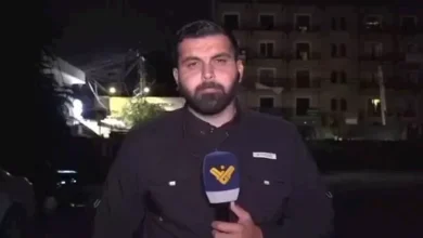 إصابة مراسل لبناني جراء غارة إسرائيلية في النبطية أثناء التغطية المباشرة