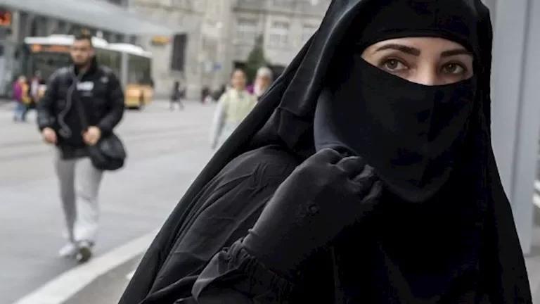 إيطاليا تعتزم حظر البرقع والنقاب والكمامات في المدارس وتحديد أعداد الطلاب الأجانب