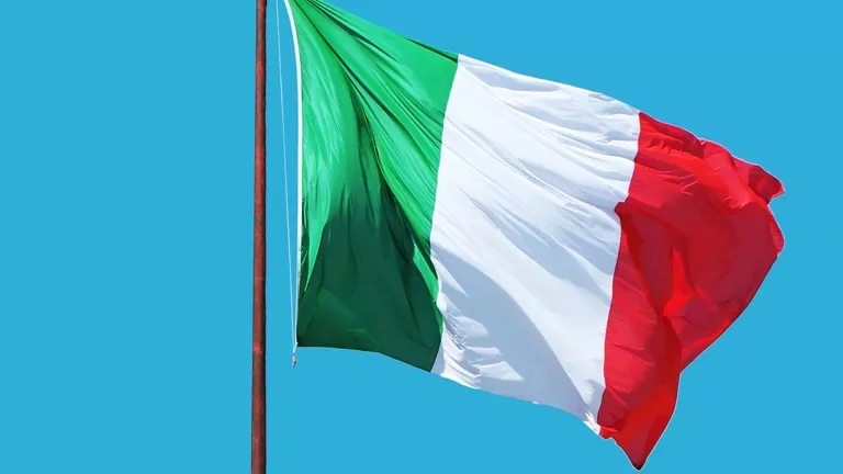 إيطاليا تعزز قواتها البحرية لحماية سفنها في باب المندب