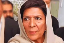 اعتقال شقيقة عمران خان من قبل الشرطة الباكستانية قبيل مسيرة احتجاجية