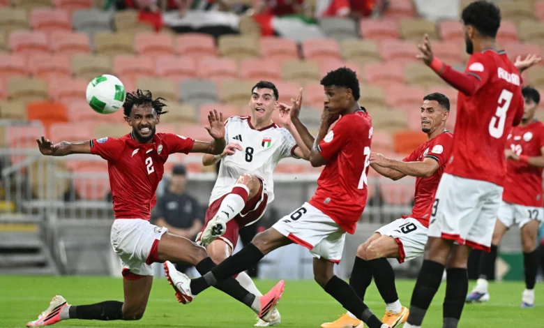 الإمارات تضع حامل اللقب في مأزق الخروج المبكر