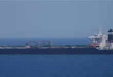 الجيش الأمريكي يستهدف ناقلة نفط إيرانية قرب جزيرة خرج