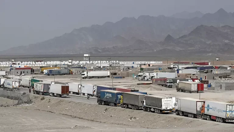 الحصار الأمريكي يؤثر على طرق التجارة البرية في إيران ويوقف آلاف الشاحنات