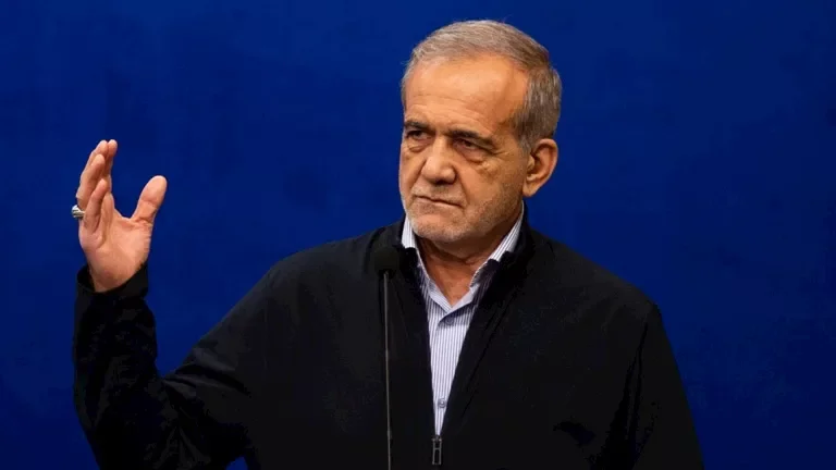 الرئيس الإيراني يؤكد دعم المرشد الأعلى للمقترح الجديد حول مضيق هرمز