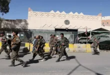 السفارة الأمريكية في اليمن: الحوثيون هم من بدأوا الصراع وعليهم تحمل تبعات أفعالهم