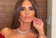 الفنانة زينة تتألق بفستان أسود في أول ظهور لها بعد وفاة شقيقها