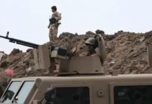القوات المسلحة اليمنية تستهدف تجمعاً لمليشيا الحوثي ومركز قيادتها