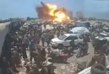 انفجار ضخم يهز سوقًا مزدحمًا قرب باب المندب