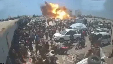 انفجار ضخم يهز سوقًا مزدحمًا قرب باب المندب