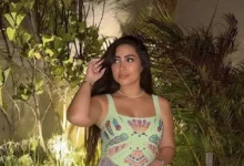 بوسي تتألق بإطلالة أنيقة في أحدث ظهور لها