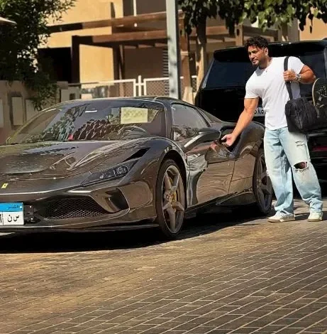 تامر حسني يبرز بإطلالة مميزة في أحدث ظهور له بسيارة فارهة