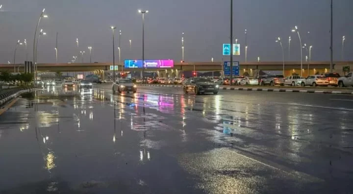 تحذير سعودي من السيول مع توقعات بأمطار رعدية في عدة مناطق