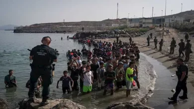 تحذيرات إسبانية واستنفار مغربي بسبب مخاوف من اقتحام جماعي على حدود سبتة