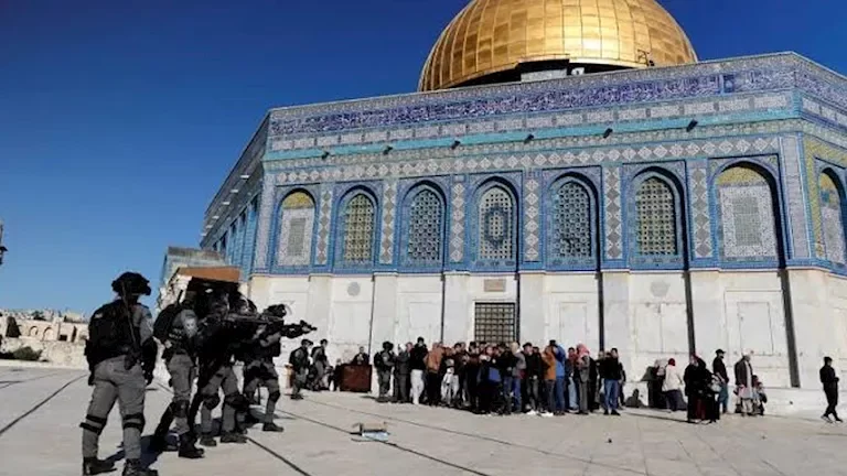 تصعيد في القدس: إغلاقات واقتحامات وطقوس جماعية داخل المسجد الأقصى