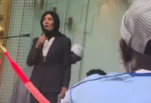 حاكمة نيويورك ترتدي الحجاب في مسجد وتثير جدلاً واسعاً