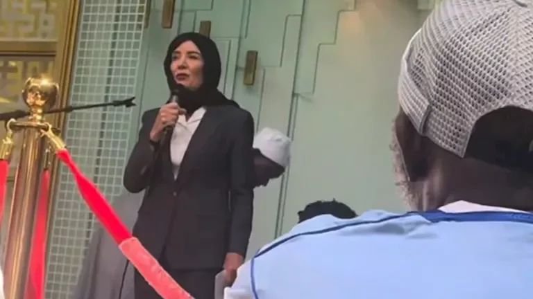 حاكمة نيويورك ترتدي الحجاب في مسجد وتثير جدلاً واسعاً