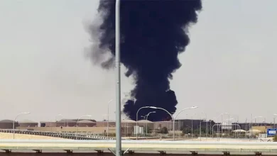 دخان يعلو قرب مطار الرياض بعد إنذارات بوجود هجوم جوي وانفجارات