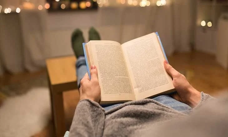 دراسة تكشف عن تأثير قراءة الكتب المنتظمة على كفاءة الدماغ