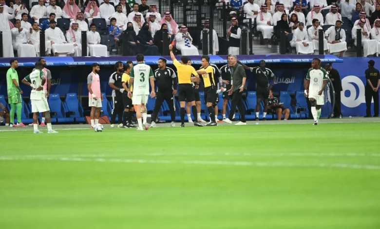 ديميرال يعيد سيناريو الطرد والاستفزاز في الكلاسيكو الأحمر