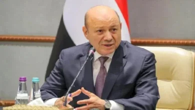 رئيس مجلس القيادة اليمني يتهم الحوثيين بالمسؤولية عن الانتهاكات والتداعيات الإنسانية للتصعيد