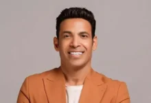 سعد الصغير يزور قبر والدته مرتدياً الجلباب الأبيض بعد زفاف نجله