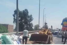 سقوط حمولة "جامبو" فوق كوبري قها في القليوبية وتدخل سريع لتسهيل حركة المرور