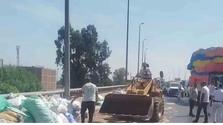 سقوط حمولة "جامبو" فوق كوبري قها في القليوبية وتدخل سريع لتسهيل حركة المرور