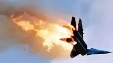سقوط مقاتلة فانتوم خلال عرض جوي في قاعدة عسكرية يونانية