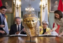 سويسرا تعيد قناعاً جنائزياً مهرباً إلى مصر يعود تاريخه لأكثر من 2000 عام