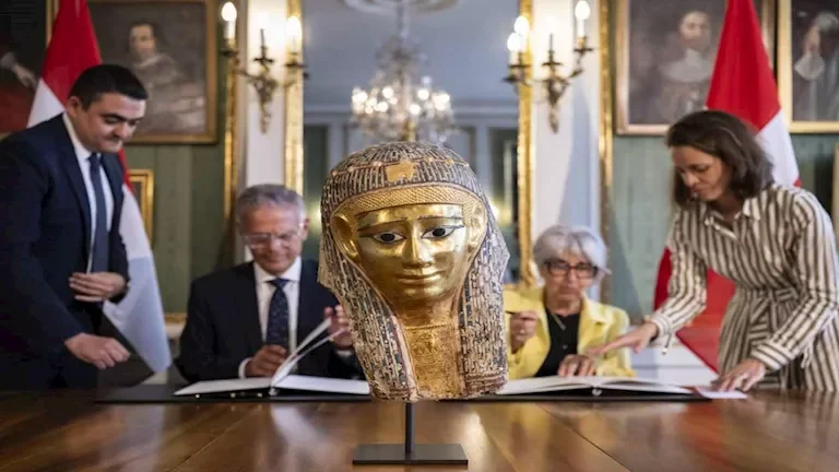 سويسرا تعيد قناعاً جنائزياً مهرباً إلى مصر يعود تاريخه لأكثر من 2000 عام