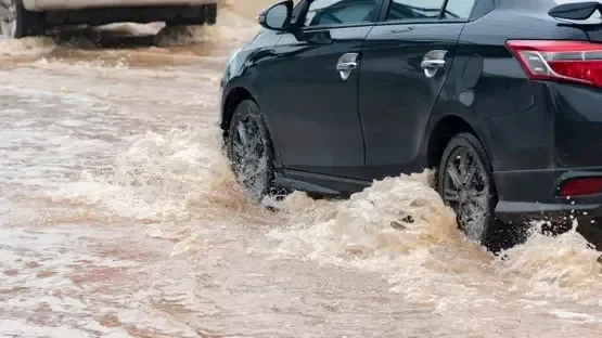 سيول قوية تجتاح جنوب ليبيا وتقطع الطرق وتحاصر عائلات