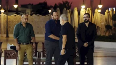 شيرين ومصطفى غريب يشاركان في عزاء محمد التاجي